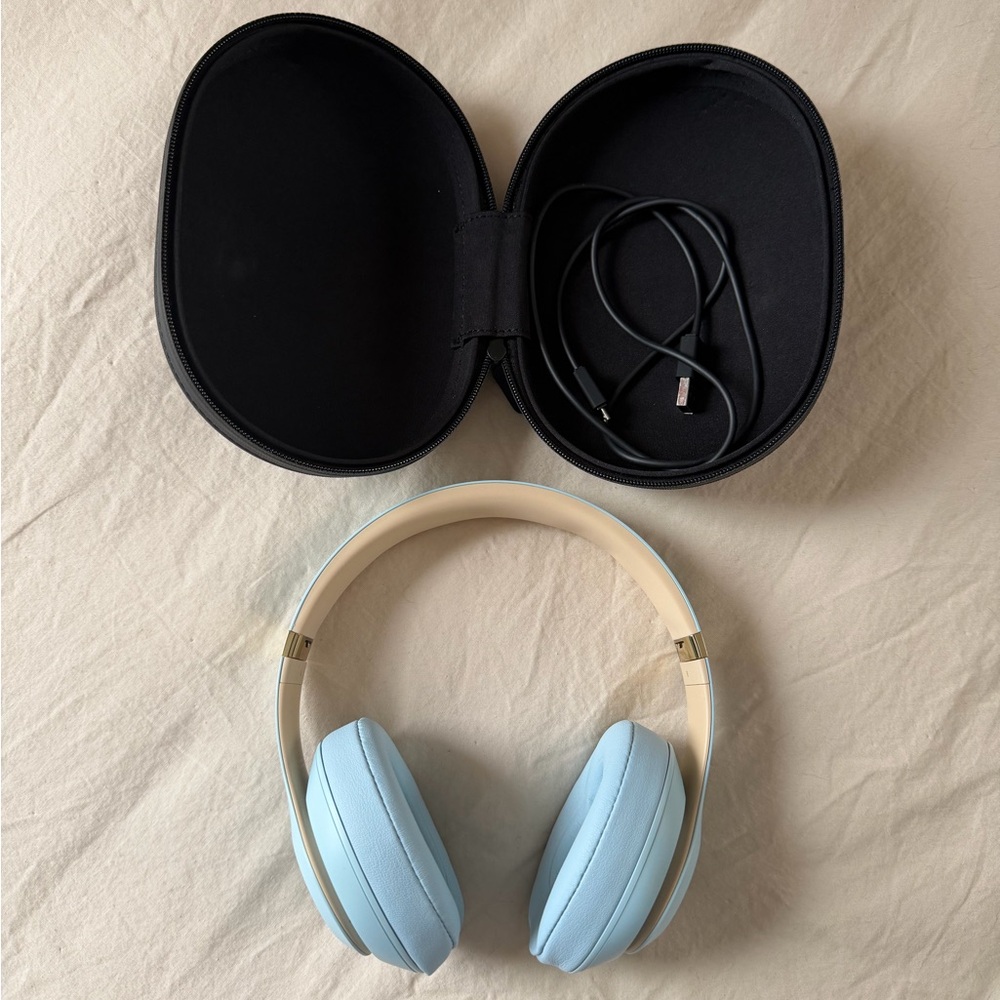 Baby Blue Beats Over Ear Headphones - like new - Picture 3 of 11